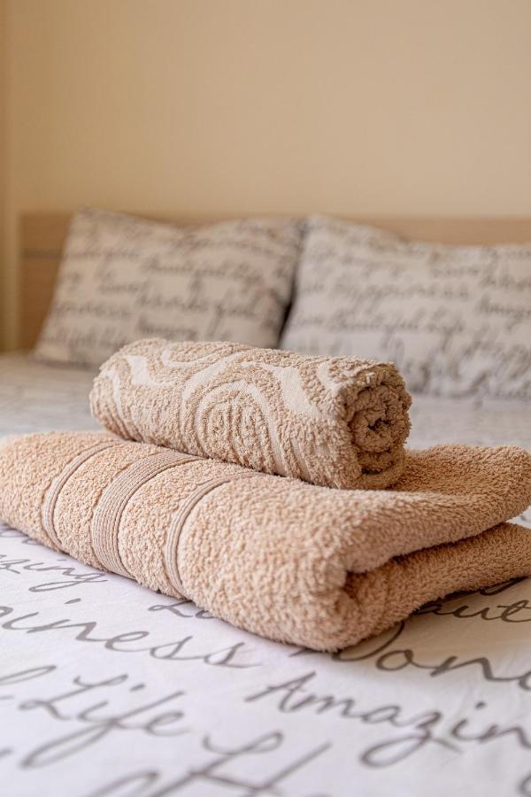 Lovely Bedroom In Shared Apartment Oroklini ภายนอก รูปภาพ