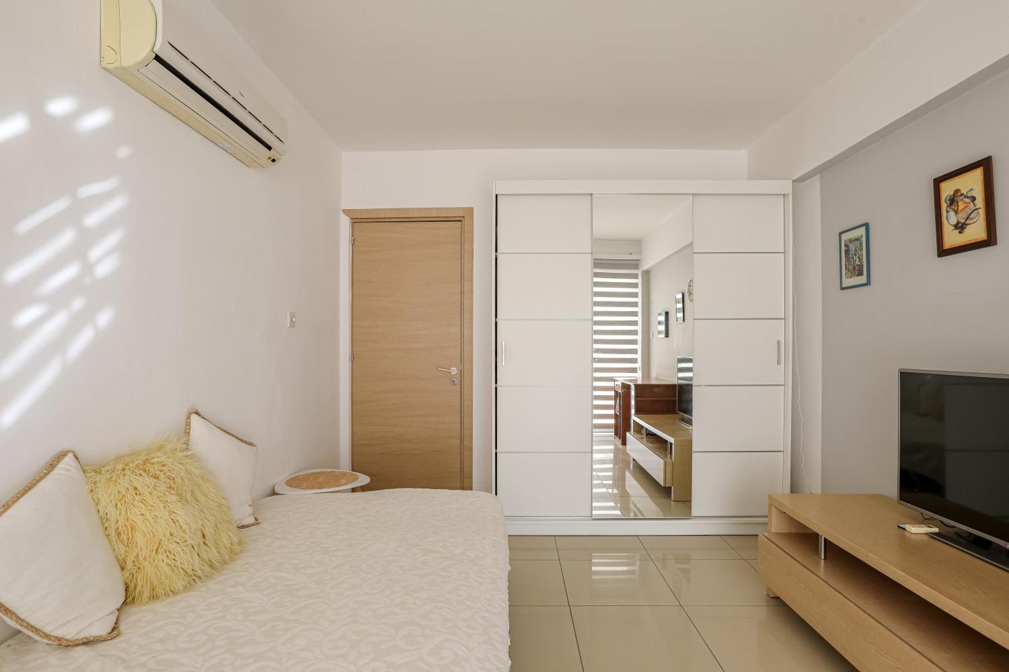 Lovely Bedroom In Shared Apartment Oroklini ภายนอก รูปภาพ