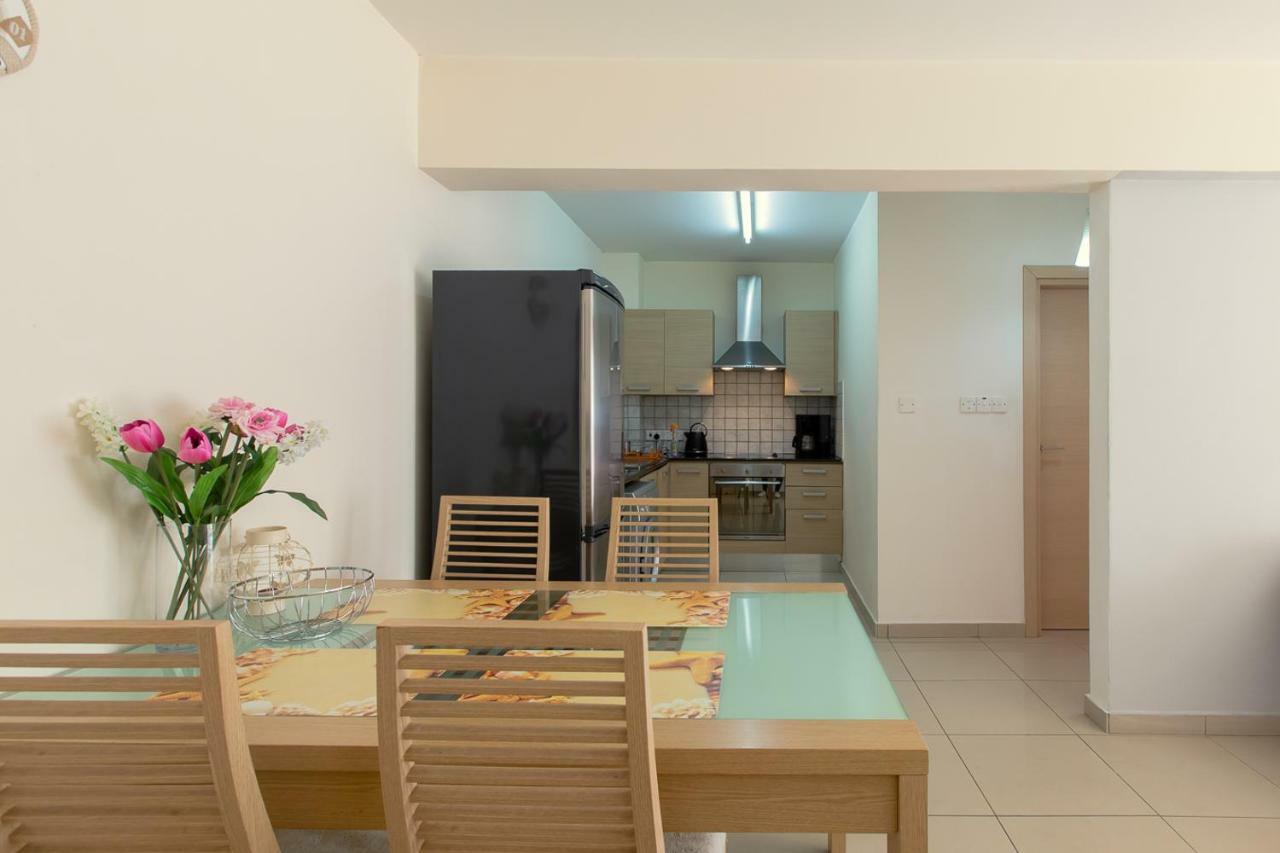 Lovely Bedroom In Shared Apartment Oroklini ภายนอก รูปภาพ